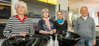 Gerlinde, Ramona, Romy und Wido Hanke: Die Corona-Pandemie beschäftigt auch die Familie sehr. Die Schnelltest-Pflicht sei ein Problem. "Buchholz hat leider kein eigenes Testzentrum. Wir führen gegen Aufpreis im Salon selbst Tests durch. Doch für einige ist dann einfach ein Friseurbesuch zu teuer", stellt Ramona Hanke fest. 