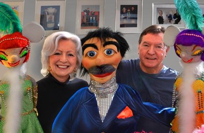 Maritta und Klaus Spindler mit Klappmaulpuppe Heini (Mitte) und zwei Charlestontänzerinnen. 