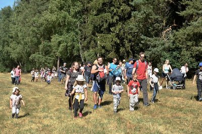 Bei Kaiserwetter hinaus in die Natur: Diesen Tipp nahmen in Triebel auch viele Familien an.