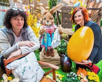 Dekorateurin Konstanze Rabe (links) aus Thalheim gestaltet den Osterschmuck im Simmel-Center Aue - das freut nicht nur Centermanagerin Yvonne Härtig. 