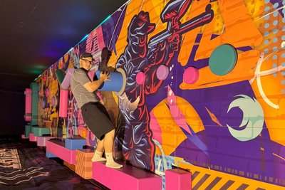 Im neuen „Fun & Play“ in der Innenstadt gehört auch eine Kletterwand mit beweglichen Elementen dazu.