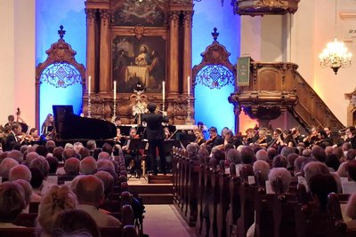 Die Kirche war zum Eröffnungskonzert des Augustusburger Musiksommers ausverkauft.