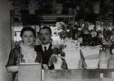 Die Gründer Charlotte und Paul Hanke. 1933 eröffneten sie ihren ersten Salon. 1940 zog das kleine Unternehmen an die Karlsbader Straße in Buchholz, wo es bis heute zu finden ist. 