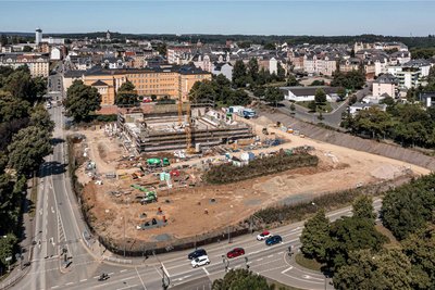 Ein Blick von oben auf die Baustelle der Sporthalle, dahinter befindet sich das Lessing-Gymnasium. Das Foto entstand im August, seither wuchs der Neubau beträchtlich.