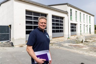 Hermannsdorfs Ortswehrleiter Danilo Wötzel ist gespannt, wann er und seine Kameraden ihr neues Domizil tatsächlich beziehen können. Foto: Sebastian Paul