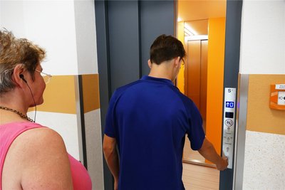 Der neu eingebaute Fahrstuhl in der Großolbersdorfer Grundschule ist bereits in Betrieb.