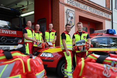 Einige Mitglieder des First-Responder-Teams mit ihren neuen Erste-Hilfe-Taschen.