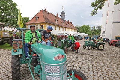 150 Traktoren rollten aufs Gelände.