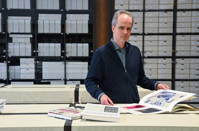 Philipp Freytag im Carlfriedrich-Claus-Archiv, das heute Teil der Chemnitzer Kunstsammlungen ist. 