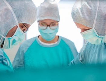 Studentin Agata Pisarska (M.) - mit Oberarzt Dr. med. Gerald Bretschneider (r.), Leitender Arzt der Klinik für Viszeral- und Gefäßchirurgie, und Mousa Abboud bei einer OP in Stollberg - half der Einsatz, sich für eine Fachrichtung zu entscheiden. Sie möchte HNO-Ärztin werden.