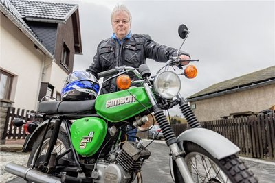 Mit der grünen Simson S 50 nahm Jörg Thiele aus Bärenstein seit 2016 an den Wintertreffen im Schloss Augustusburg teil. Fürs Jubiläumstreffen schraubte er an einem AWO-Gespann. Das bleibt nun stehen.