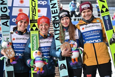 Bronze-Mädels: Selina Freitag, Katharina Schmid, Juliane Seyfarth und Agnes Reisch (von links) nach dem Teamwettkampf auf der Normalschanze.