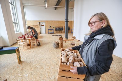 Zur Mitmachausstellung „Alles Holz“ im Europark gehört auch eine Holzwerkstatt. Standortleiterin Barbara Einwag bringt das Material.