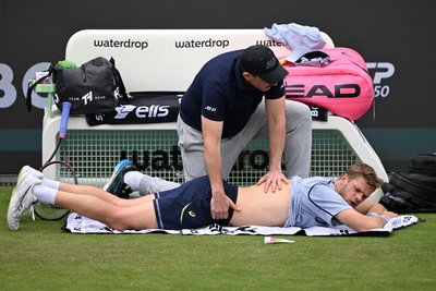 Medizinische Auszeit für Hanfmann: Der deutsche Tennisprofi ließ sich im dritten Satz behandeln.