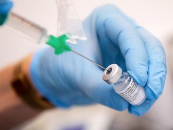 Eine Impfung gegen Covid-19. Ein Impfregister könnte wertvolle Daten bereitstellen, die bei der Bekämpfung der Pandemie helfen. Aber es ist umstritten. Andere Länder haben gute Erfahrungen gemacht. 