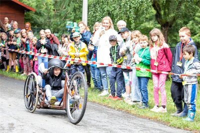 Mit diesem Gefährt fuhr Adam von der Grundschule Jößnitz beim Seifenkistenrennen zum Abschluss der Kinderstadt.