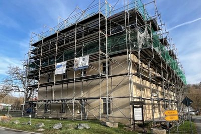 An der Südseite des Rittergutes, zur Drödaer Straße, soll ein zweiter Zugang zum Rittergut entstehen - eine Tür anstelle des bisherigen Küchenfensters.