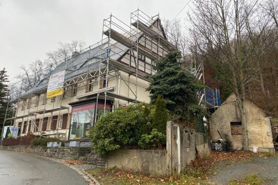 Das Wohnhaus der Familie Weber ist seit Ende Oktober eingerüstet. Rechts die Reste des Schuppens, von dem das Feuer ausgegangen war.