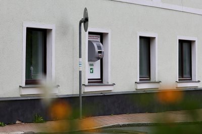24 Stunden am Tag frei zugänglich hängt der Defibrillator am Thumer Neumarkt.