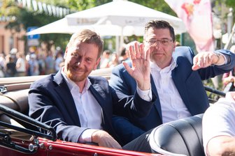 „567 Millionen ab sofort möglich“: Wenn CDU-Landräte von Ministerpräsident Kretschmer Sachsens Neuverschuldung verlangen - Der eine bekam jetzt Post vom anderen: Sachsens Ministerpräsident Michael Kretschmer (CDU/links) und Landrat Thomas Hennig (CDU/rechts) hier beim Festumzug zum Tag der Vogtländer in Bad Elster im September 2024.