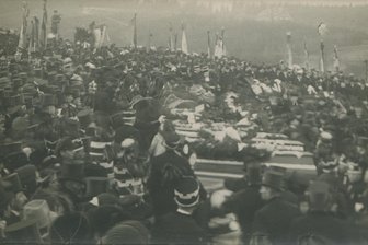 57 Bergleute im Erzgebirge tot: Als die Tragödie im Friedens-Schacht ganz Sachsen erschütterte - Menschen, soweit das Auge reicht: Eine Szene während der Beisetzung der Opfer des Grubenunglücks von 1921 auf dem Oelsnitzer Friedhof.