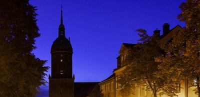 Mit der Energieeinsparverordnung hat die Bundesregierung weniger öffentliche Beleuchtung vorgeschrieben. Von St. Annen ist abends nur der Umriss sichtbar.