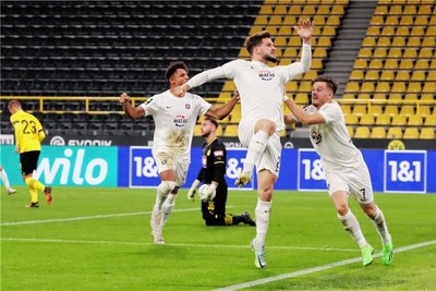 Torschütze Marco Schikora feiert das 1:0 für den FC Erzgebirge mit einem Luftsprung. Vorbereiter Ivan Knezevic (re.) ist der erste Gratulant, links kommt Paul-Philipp Besong dazu.