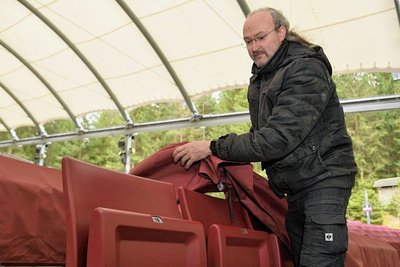 Holger Hengst hat auch die Sitze ausgepackt. 