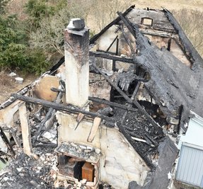 Das Gebäude an der Straße Geierhäuser in Bärendorf ist bei dem Brand komplett zerstört worden. Eine verkohlte Leiche, mutmaßlich der 84-jährige Besitzer, wurde aus den Trümmern geborgen. 