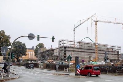 Und so sieht es jetzt aus: Beim Blick von unten, die Chamissostraße aufwärts, zeigt sich die Dimension der neuen Halle. Sie soll dem Schul- und Vereinssport dienen.