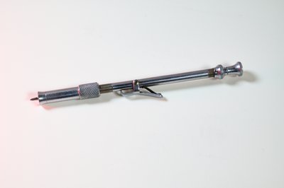 Ein sogenannter Schnäpper. Damit wurde in den 1970er-jahren zur Blutentnahme in den Finger gestochen, das Blut dann auf einen Teststreifen gegeben. In der DDR war dieses Gerät meist nur in Schwerpunktpraxen vorhanden.