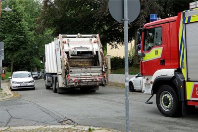 Nach dem Brand wurde das Müllfahrzeug von der Feuerwehr zur Deponie begleitet.