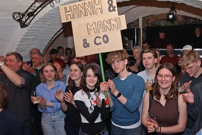Die jungen Leute in der Kellerbühne grüßten unübersehbar ihre Freundin Hannah Heart, Cheforganisator Manfred Dornis und den Rest der Musiker-Familie.