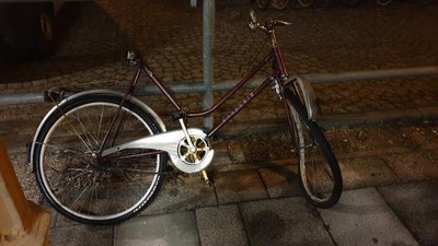 Ein Zug fuhr in der Nacht zum Donnerstag in Freiberg gegen dieses Rad.