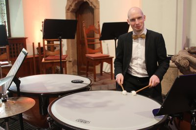 Willi George spielt seit 2021 in der Jungen Philharmonie Augustusburg Pauke.