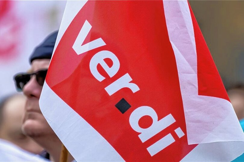 Die Fahnen der Dienstleistungsgewerkschaft Verdi hat für Montag zum Streik aufgerufen. 