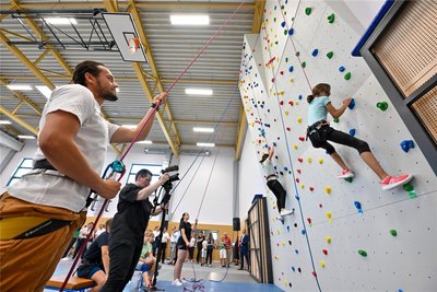 Highlight der neuen Turnhalle ist eine deckenhohe Kletterwand. Der Förderverein des Gymnasiums hat dafür finanzielle Mittel im fünfstelligen Bereich bereitgestellt.