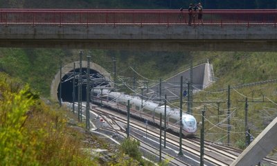 Mit 300 km/h: Ein ICE der Baureihe 3 fuhr über die Neubaustrecke, hier am Überholbahnhof Theuern (Landkreis Sonneberg).