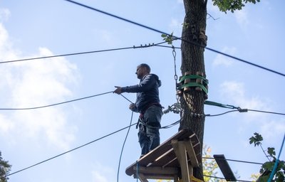 Tüv-Prüfer Roland Zwickl hoch oben im Eichen-Parcours. Nach sieben Wochen Zwangspause startet der Kletterwald wieder durch. 