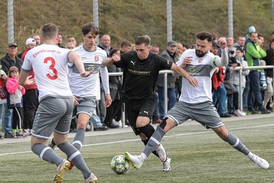Sie gelten als heißeste Anwärter auf den Meistertitel in der Fußball-Westsachsenliga: der Aufsteiger Ebersbrunner SV und Fortschritt Lichtenstein. Im direkten Duell (Szenenfoto) konnten sich die Lichtensteiner in der Hinrunde beim Neuling mit 2:0 durchsetzen.