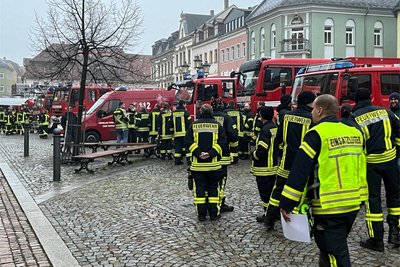 Mehr als 100 Kameraden der Ortsfeuerwehren von Werdau, aber auch aus umliegenden Gemeinden, hatten vor dem Rathaus Position bezogen. Sie alle unterstützen die Werdauer Retter, die ein neues Gerätehaus für ihr Ehrenamt benötigen.