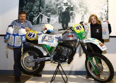 Achim Ambrosius überlässt dem Museum unter anderem die Motorradkleidung von Endurofahrer Andreas Cyffka. Fördervereinsmitglied Dajana Kunze ist überwältigt. 