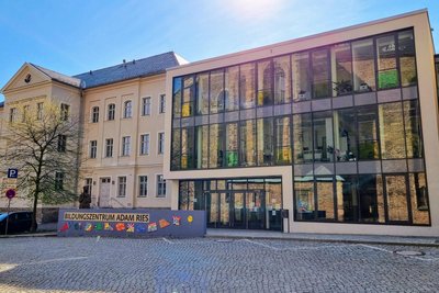Das Bildungszentrum „Adam Ries“ am Oberen Kirchplatz in Annaberg-Buchholz lädt zum Tag der offenen Tür.