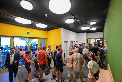Zahlreiche Besucher nutzten am Donnerstag die Gelegenheit, einen Blick in die Turnhalle zu werfen. Selbst bei der Farbgestaltung der Umkleiden wurde Wert auf Zeitgeist gelegt.