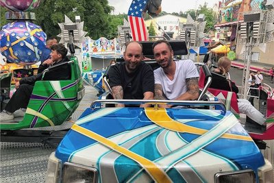 Sebastian Seidel – alias DJ Rixx von Stereoact (links) – war am Donnerstag mit Eventmanager Randy Reichel aus Bärenstein zum Testen schon mal auf der Annaberger Kät.