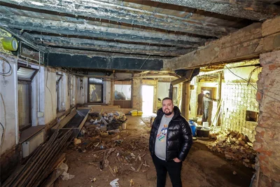 Emirjon Ndrepepaj steht im Erdgeschoss der Gerichtsschänke. Dort soll das neue Restaurant eingerichtet werden.