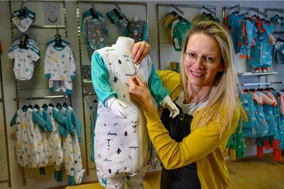 Karina Grassy, Chefin des Schlafsack-Herstellers „Schlummersack“ und des Outdoor-Startups „Neualp“ lebte viele Jahre in London und gründete dort auch ihre Firma. Neben dem Zentrallager und der Firma in Plauen unterhält die Grassy Handelsgesellschaft Lager in Irland, Australien und England.