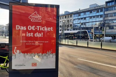„Das 0-Euro-Ticket ist da!“, verspricht dieses Fake-Plakat der Klimaaktivisten.