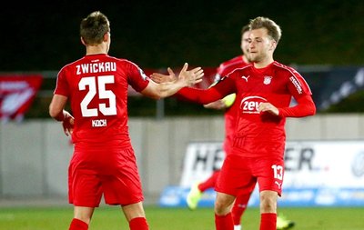 Torjubel nach dem Treffer zum 1:2 durch Torschütze Robert Koch (li., Zwickau) und Mike Könnecke.