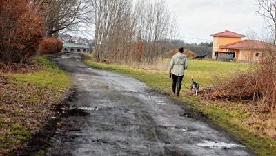 Die kürzeste Verbindung vom Schloss zur Göltzschtalbrücke. Die Wiesen links und rechts sind voller Tretminen. Der Weg ist bei schlechtem Wetter von Matsch mit Pfützen überzogen.